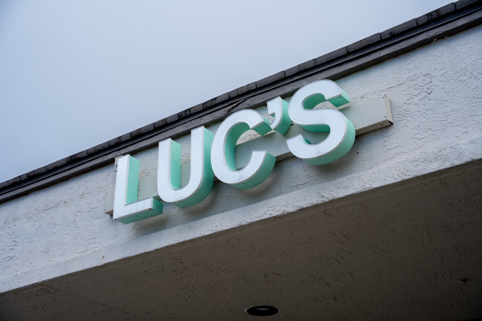 Luc's Seafood & Grill illuminated rooftop sign in Davie, FL
